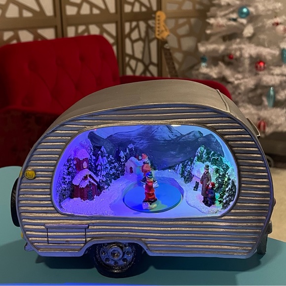 Vintage Trailer With Animated Holiday Scene - Picture 2 of 5
